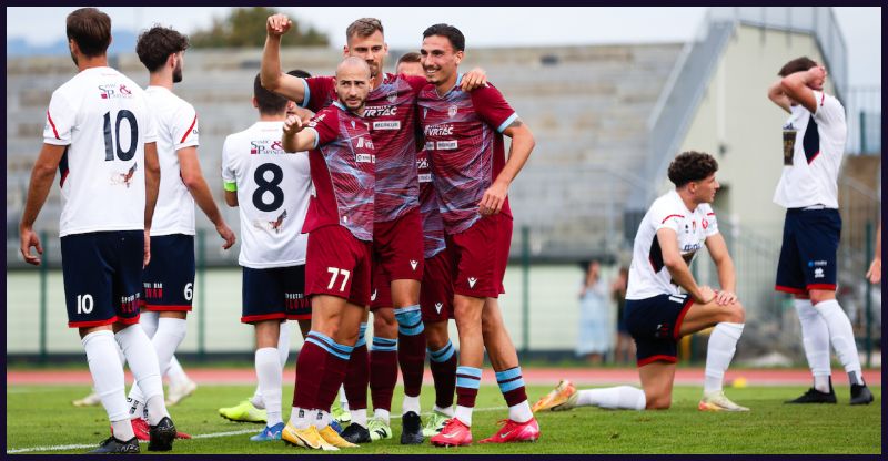 Triglav proti Slovanu do prve domače zmage: Kranjski orli na svojem stadionu prvič v sezoni 2025/26 pošteno poleteli
